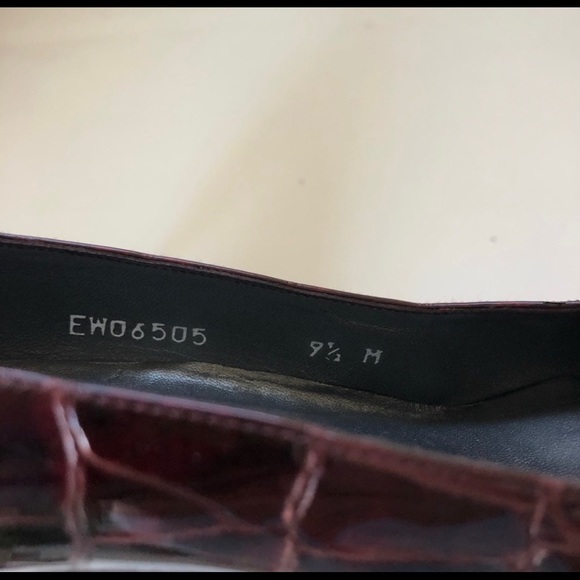 STUART WEITZMAN dark red croc embossed leather pump 9.5 - Picture 7 of 7